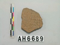 藏品(褐色夾砂陶片)的圖片